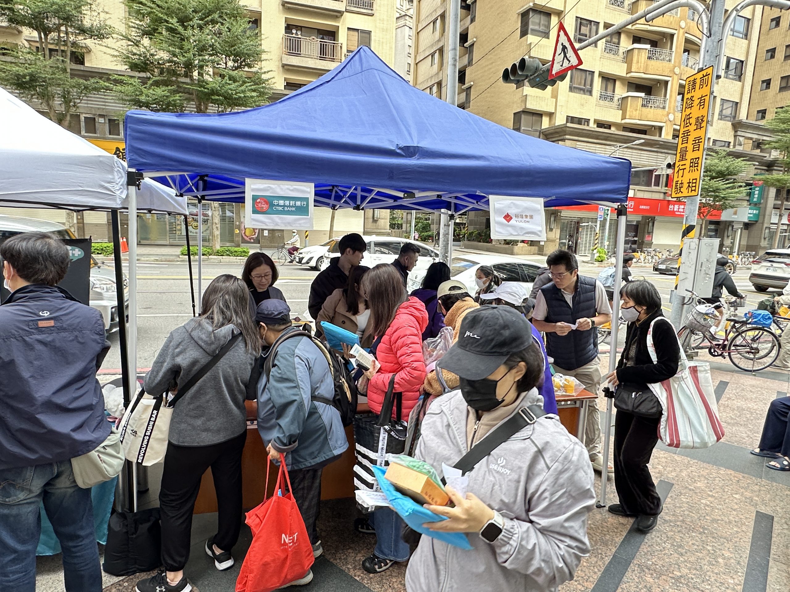 1-2中信裕隆物資攤